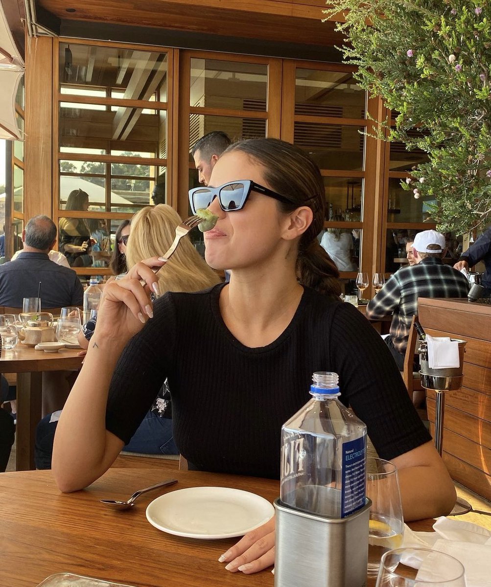 dbrvgomez's tweet photo. Pov : Selena is your date https://t.co/VW8UvKMWm0