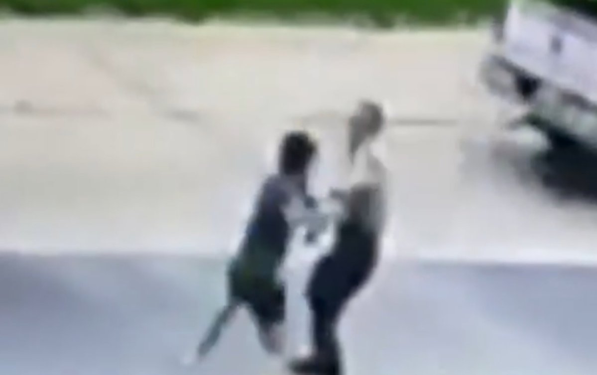 MonkeyinMadras's tweet photo. @LLFreeSpeak @mattvanswol He walks towards him and the 20 yr old immediately start swinging on him. If he had just start beating the 20 yr old I might agree with you, but thats not what happened. https://t.co/VxmSVnyO8q