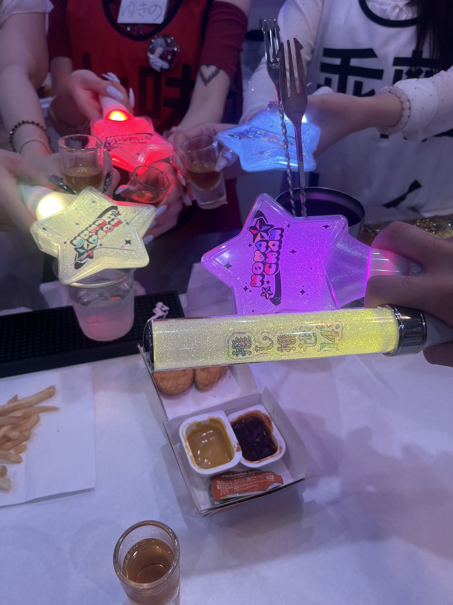ksii613's tweet photo. はちゃ(ゆきの)、めちゃ(めうりん)、せちゃ(せい)と一緒にN0VA☆CHANライブおつかれテキ乾杯🥂
びちゃ(すず)とら2日前にテキ飲んだし、実質🫛全員と飲んだってことでおけかな！
まあ実際に大感謝祭のときに3人と乾杯してるしこれで2度目ですね🙂‍↕️

※キャスト名敬称略 https://t.co/Yd9FIWwJXu