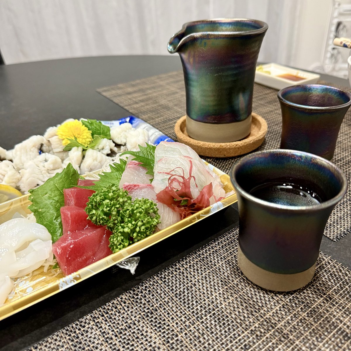 gibuson83's tweet photo. 珍しく飲むと言うので、
デパ地下で好きなん買ってくるよう言って楽ちん晩酌🤤🍺

今日はサッポロのサマーピルスと八海山🍶
義母から誕プレでいただいた酒器で🤤

刺身移し替えるのめんどい🤤

八海山うまー！！！！！ https://t.co/rLgUp4Gj5o