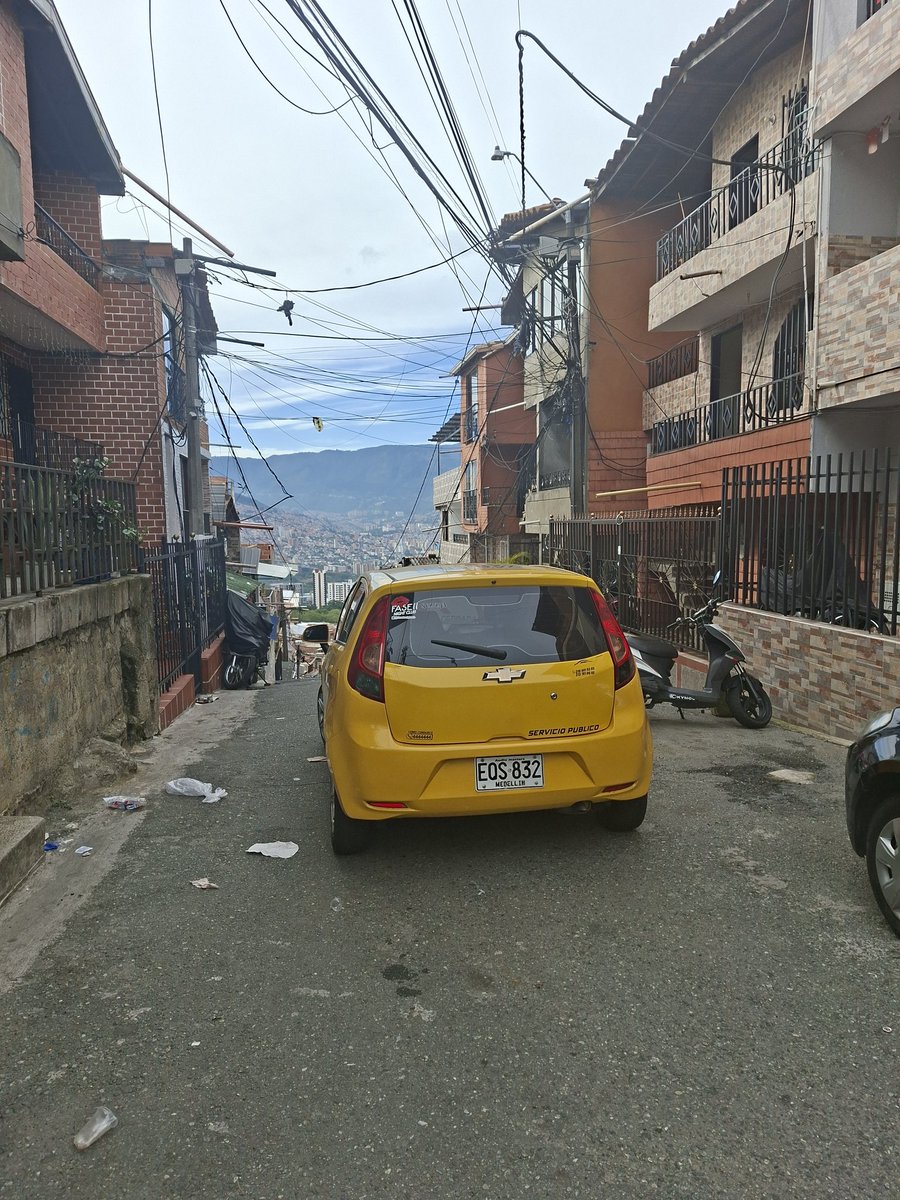 JairoRodrguez8's tweet photo. Buenos días, este vehículo se encuentra en la calle 78B con Carrera 87 corrió la valla de vía cerrada y parqueo el carro en la mitad de la calle cerrando la salida e ingreso de los otros vehículos. https://t.co/fZsyf6ZKyV