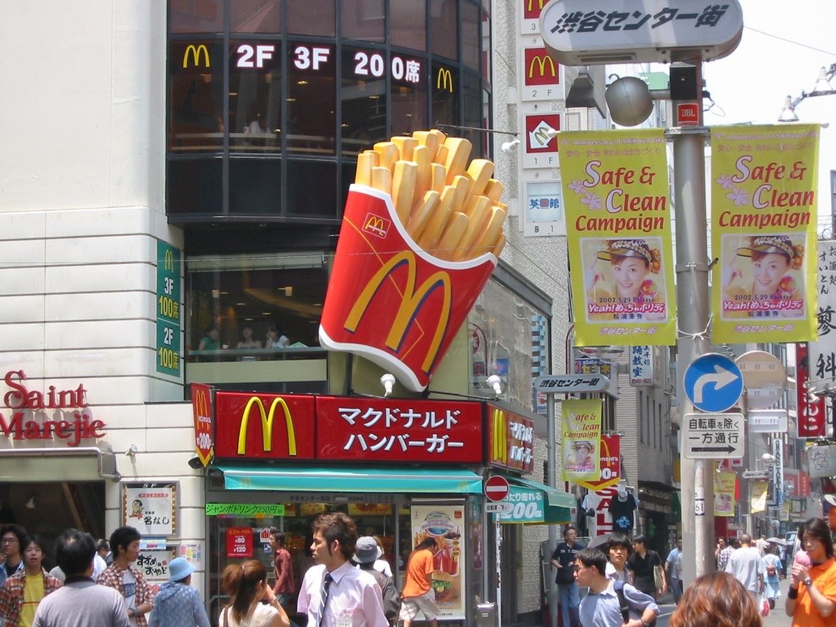runswithdog's tweet photo. 2002年、マクドナルド渋谷センター街店 https://t.co/AWHOolh1AQ
