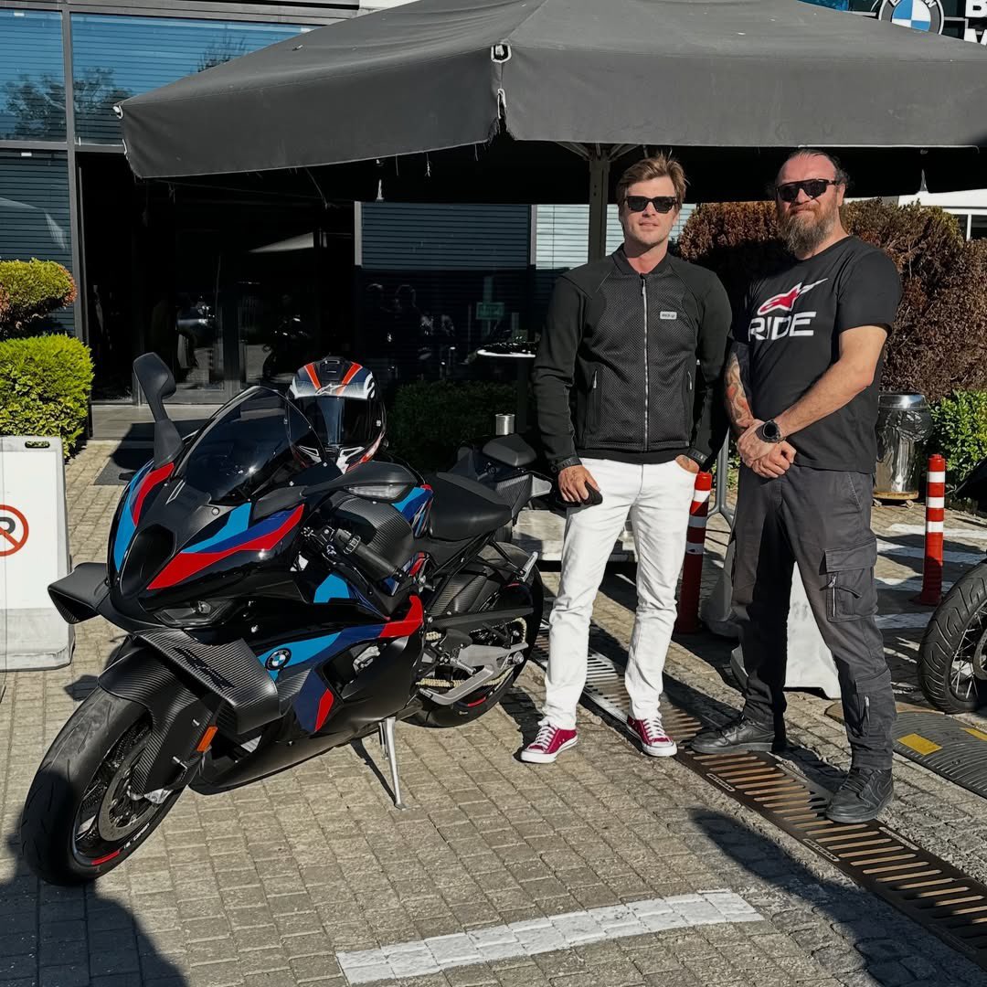 KT_Fans's tweet photo. #KıvancTatlıtug #KıvançTatlıtuğ
Kıvanç Tatlıtuğ with Aras Hiz , a Motorcycle driver , Content creator and Musician 🏍️🎶 https://t.co/9mfUAy9CHs
