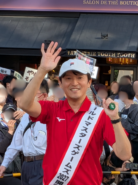 CITIZEN_HYOGO's tweet photo. ⑥ R8.5.17_WMG「大会1年前イベント」写真

神戸まつりの公文書写真もまた、斎藤元彦に提供され、Youtube動画やXでのショートムービーに使用されています。

しかし、今回の担当課から入手した公文書写真と、斎藤元彦が実際に使用した公文書写真では、決定的に違う点があります。

それは、モザイク処理の表現です。

画像をご覧ください。
1枚目（左）が今回の公文書写真
2枚目（右）が斎藤元彦のショートムービー

モザイク表現がまったく違うのがお分かりいただけると思います。

これはどういうことかというと、おそらく⋯モザイク処理がされていないオリジナルの公文書写真が、担当課から斎藤元彦側に共有され、その後にモザイク処理したものを斎藤元彦が私的流用しているということ。

今回の公文書写真は、担当課がモザイク処理したものです。だから、モザイク表現が異なる。