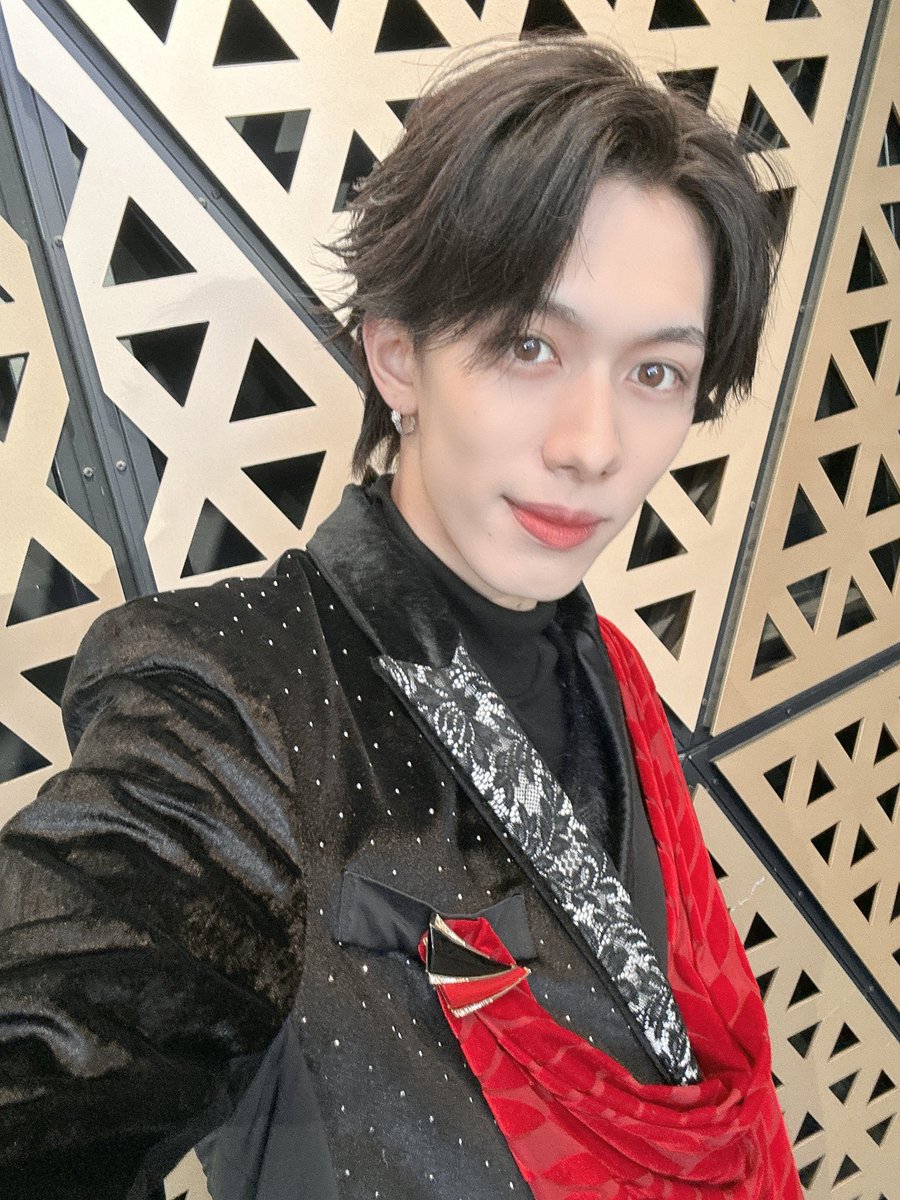 ao_junkrop's tweet photo. 池袋グローバルリング
ありがとうございました！
雨の中来てくれてありがとね！
朝早くからありがとうございました！
青ペンラふってくれてありがとう！
明日は吹雪生誕！
お楽しみに！ https://t.co/KG08vwOA3A