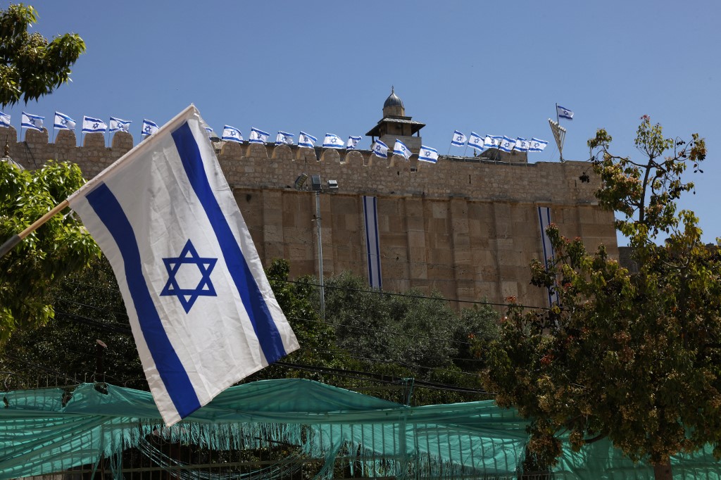 MiddleEastEye's tweet photo. 🧵 Israeli forces have banned the call to prayer at the Ibrahimi Mosque in the occupied West Bank city of Hebron for a fifth consecutive day, in the latest escalation against Palestinian presence at the site ⤵️ https://t.co/wWXvzFpc4h