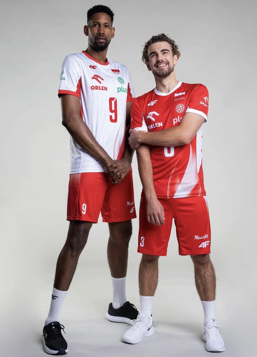 Jakub110Jakub's tweet photo. ❗️ Według najnowszej aktualizacji na oficjalnej stronie rozgrywek siatkarskiej Ligi Narodów:

🟢: 🇵🇱 Wilfredo Leon zajmie jutro
miejsce Michała Gierżota. [OH]

🟢: 🇵🇱 Jakub Popiwczak zajmie jutro
miejsce Jakuba Ciunajtisa. [L]

🟢: 🇵🇱 Kewin Sasak zajmie jutro miejsce Alaksieja Nasewicza. [OP]

🟢: 🇵🇱 Marcel Bakaj zajmie jutro
miejsce Jana Firleja. [S]

Kolejna aktualizacja 14-stki meczowej na starcie z reprezentacją Niemiec - za kilka godzin. ⚪️🔴

Foto: Jakub Popiwczak, IG.
#gangłysego • #VNL2026