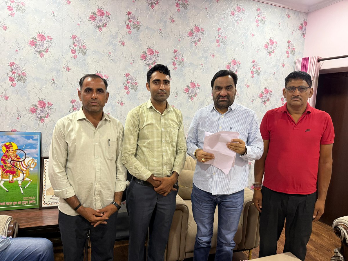 hanumanbeniwal's tweet photo. जयपुर पुलिस आयुक्तालय के कालवाड़ थाना क्षेत्र से 16 जून 2026 को युवक रमेश शर्मा के गुमशुदा होने का मामला अत्यंत गंभीर एवं चिंताजनक है। दुर्भाग्यवश, पुलिस अभी तक गुमशुदा युवक का पता लगाने में सफल नहीं हो पाई है, जिससे रमेश के परिजन गहरी चिंता और मानसिक पीड़ा में हैं।
आज श्री नानू राम शर्मा, श्री शिम्भु शर्मा एवं श्री लाला राम शर्मा ने जयपुर स्थित मेरे आवास पर मुलाकात कर पूरे मामले की विस्तृत जानकारी दी। मैंने जयपुर पुलिस आयुक्तालय के संबंधित अधिकारियों को निर्देश दिए हैं कि गुमशुदा युवक की सकुशल वापसी के लिए विशेष टीम का गठन करें व रमेश शर्मा का शीघ्रातिशीघ्र पता लगाए |
@RajCMO @PoliceRajasthan @jaipur_police