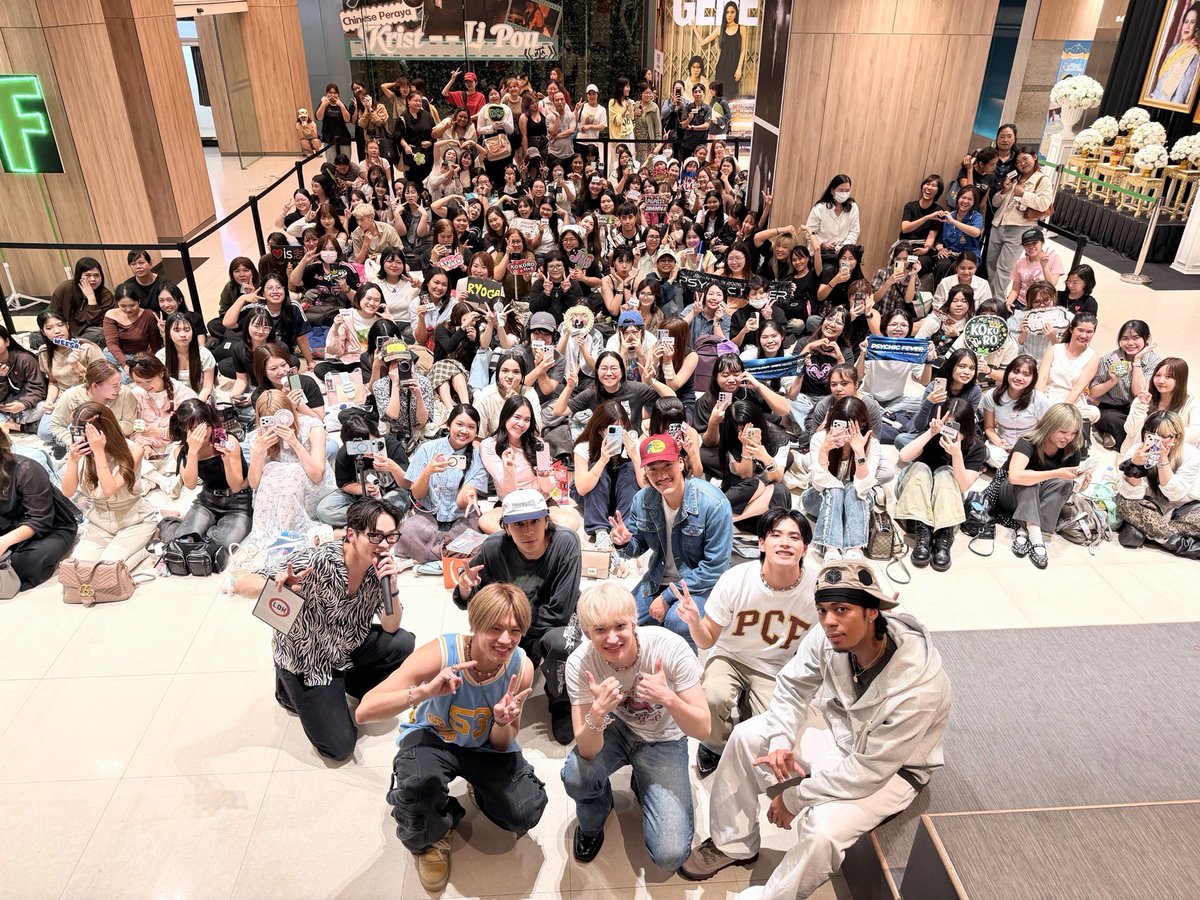 psyfe_official's tweet photo. [📸]

ขอบคุณ #ForEVER ทุกคนที่มาหากันในวันนี้นะครับ ดีใจมากๆ 

แล้วเจอกันพรุ่งนี้นะครับ See you!

ฝากอัลบั้มของพวกเรา #PCF_DIFFERENT ด้วยนะครับ

┈┈┈
2nd ALBUM 『DIFFERENT』 Pre-add/Pre-save
https://t.co/TaPg6yPsS5 
 ┈┈┈

#PSYCHICFEVER https://t.co/UIn2YvgLpa