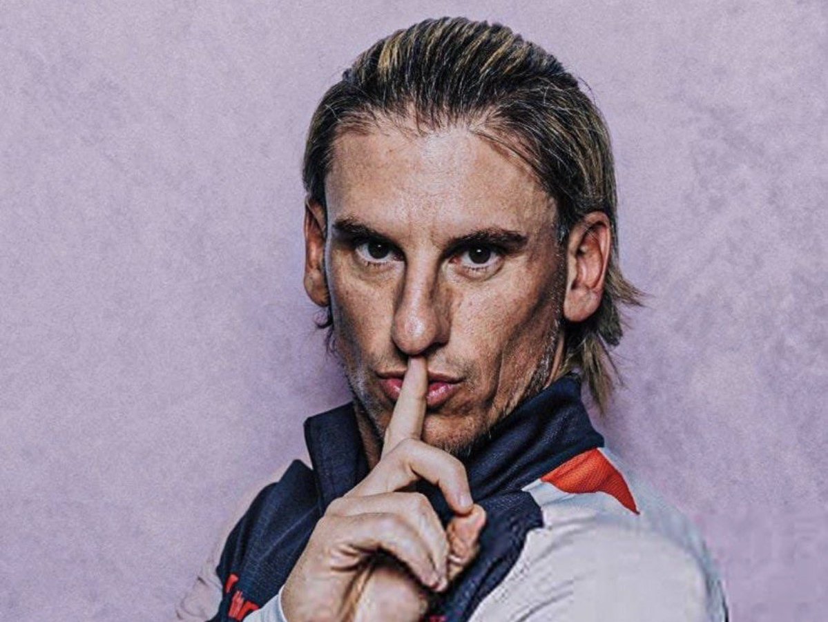 jjlopezf's tweet photo. El Profesor @SebaBecca nos dejó en segundo lugar en la eliminatoria pasada, a pesar de la sanción de -3 puntos. Hizo historia al vencer a Alemania. Ha logrado estabilidad y una notable unión en el camerino (algo fundamental en un equipo), y sin embargo sigue sin ser plenamente aceptado por parte de la hinchada y de ciertos periodistas deportivos.
¿qué más tiene que hacer para ganarse su reconocimiento? ¿Bailar el Pirulin pin pon antes de cada partido como lo hizo el Bolillo?