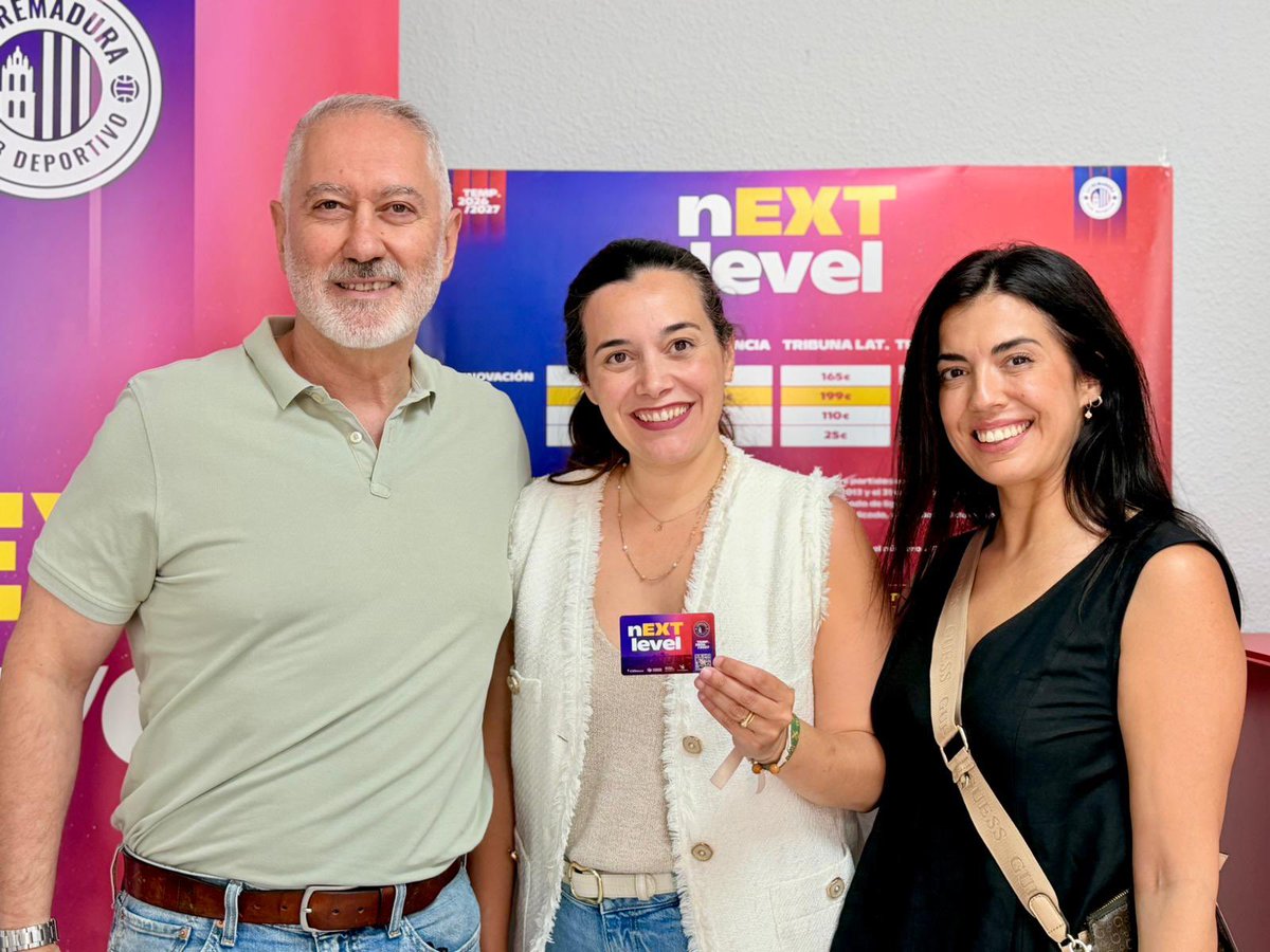 CDExt1924's tweet photo. 🎟️ Hoy hemos recibido en las oficinas del Francisco de la Hera la visita de los concejales del Grupo Municipal Popular, que han querido mostrar su compromiso con el CD Extremadura adquiriendo sus abonos de temporada para esta ilusionante campaña en Primera Federación.

Desde el club queremos agradecer sinceramente su apoyo y confianza. Gestos como este demuestran que el Extremadura es un proyecto de todos.

¡Gracias por estar a nuestro lado!

💙❤️ ¡Todos sumamos!
