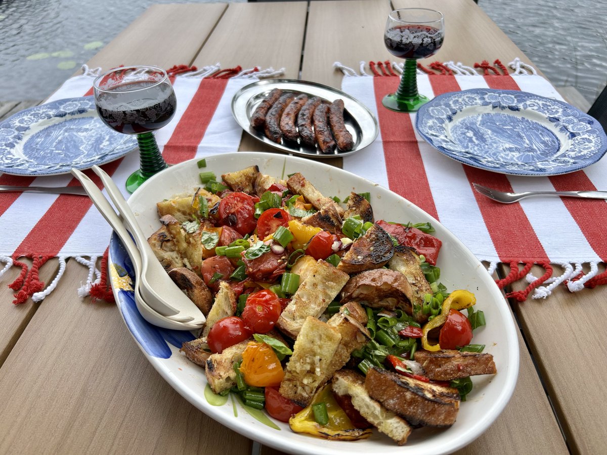 TimoTossavainen's tweet photo. Etätyöviikon päätteeksi kesämökin rantaterassilla late lunch - maukasta oli panzanella ja grillatut tuore makkarat 🤗

#Panzanella #Grillaus #Kesämökki #Rantaterassi #Kuomiokoski https://t.co/NCrF0Ws0Ub