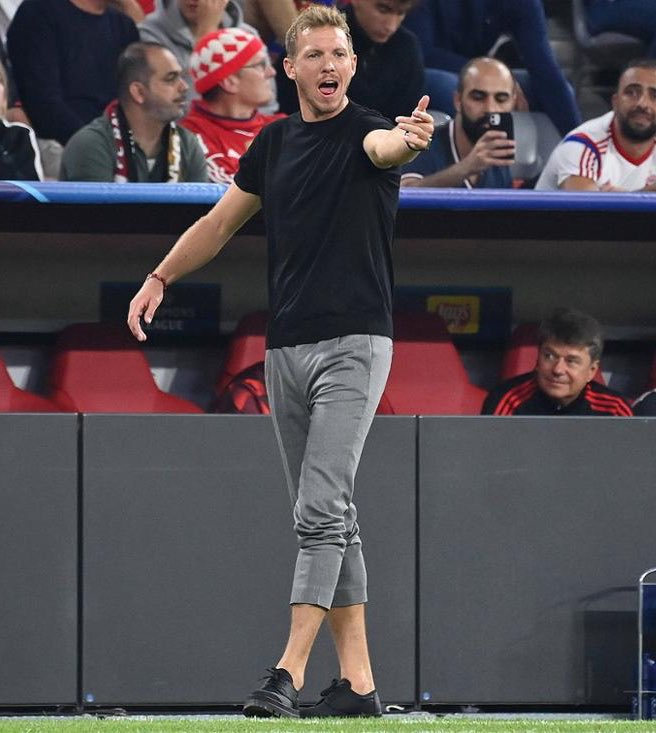 Gazpachen's tweet photo. Es el entrenador más caprichoso que vi en mi vida.

Mantiene a Havertz y a Sané en el XI. Dice que no puede cambiar a Kimmich del lateral porque no lo planeó. Pavlovic hizo una fase de grupos terrorífica, pero no lo saca porque no estaba en sus planes. No cambia de esquema por nada en este Mundo. Pero no solo no cambia de esquema. No cambia nada.

Todos evidenciamos que hay jugadores que no pueden seguir jugando. Todos vemos que Undav se debe meter en el XI. Todos creemos que Woltemade debe tener minutos. Nunca pasó en un equipo que en un 95% el público en general coincida en qué equipo debe jugar. Pero él se opone a todo.

Nagelsmann es caprichoso y, al mismo tiempo, un ególatra. Y va a terminar como tal. El problema es que la Federación dejará que antes choque a este equipo.