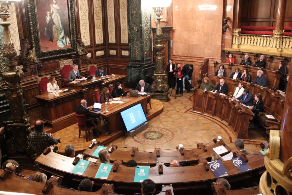 SergiMaranya's tweet photo. ATENCIÓ 16.28 h: L’Ajuntament de Collboni dissimula i posposa (provisionalment) apujar el sou d’uns 800 càrrecs del consistori barceloní que cobren actualment entre 63.000 i 140.000 € anuals.

👉🏻 Això té el vistiplau del PSC i ER, justament els partits amb més pes en l’estructura política municipal.

🤔 La vella política funciona així: primer reparteix càrrecs i després puja sous ja de per si estratosfèrics.
Barcelona necessita menys menjadores públiques, més transparència i una administració que pensi més en els barcelonins, no en com dissimular un nou robatori als barcelonins a mà armada.