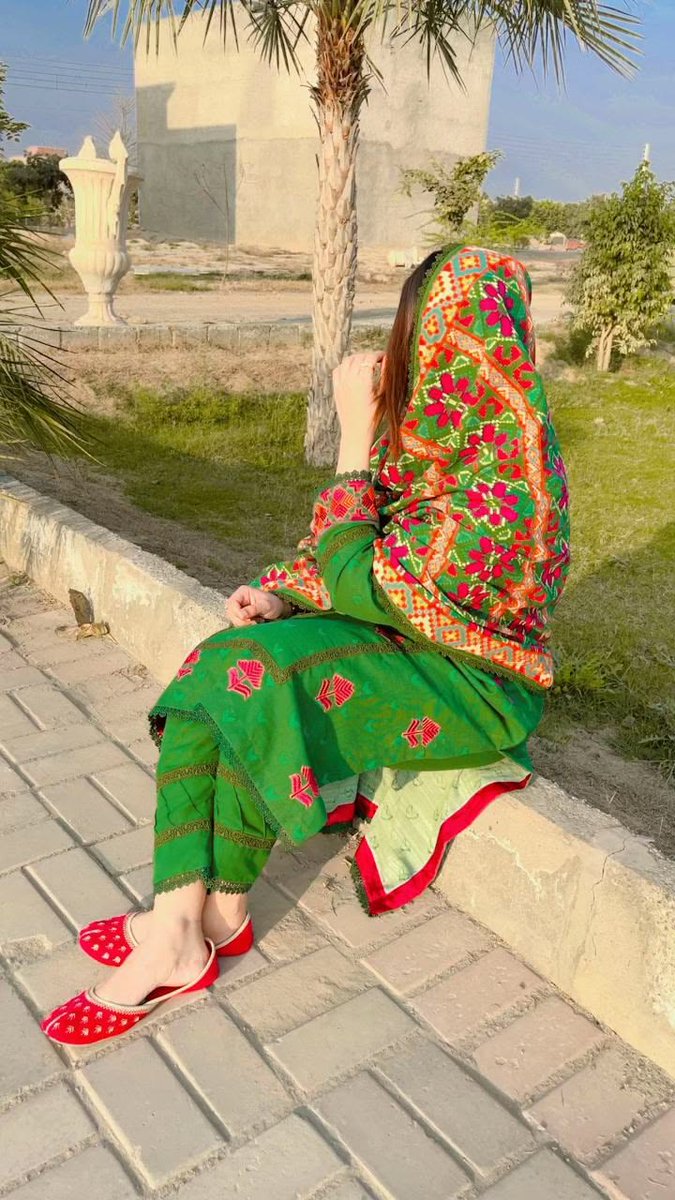 Saraarle's tweet photo. اسکی آنکھیں بلا کی تاجر ہیں
جس کو چاہیں خرید لیتی ہیں۔۔۔!!! https://t.co/noginN56rX