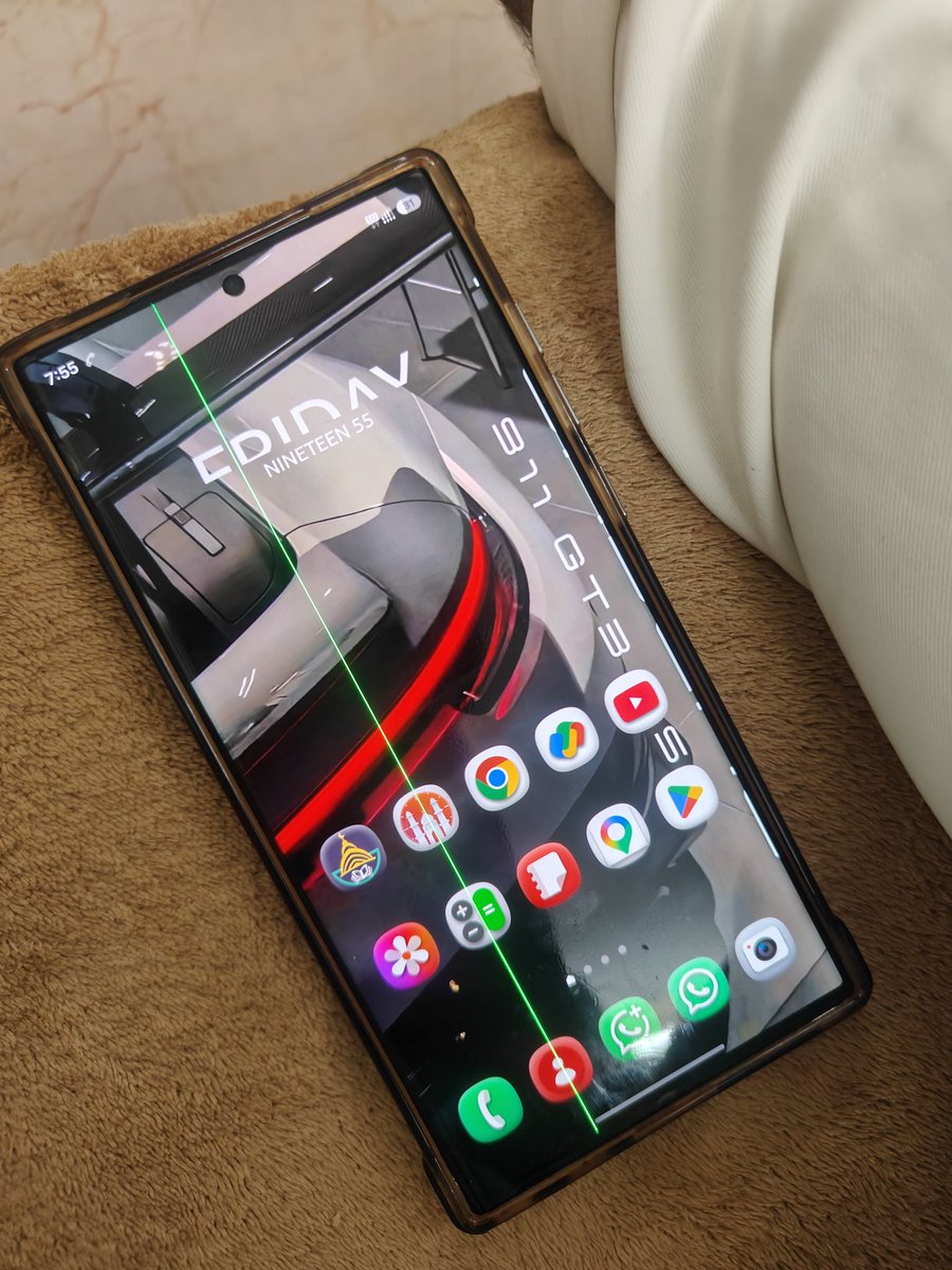 vezansari's tweet photo. The great green line issue is back samsung s23 ultra @SamsungIndia are you also providing free screen replacement like oneplus? @SamsungMobile please look https://t.co/Wi6PRgRIRa