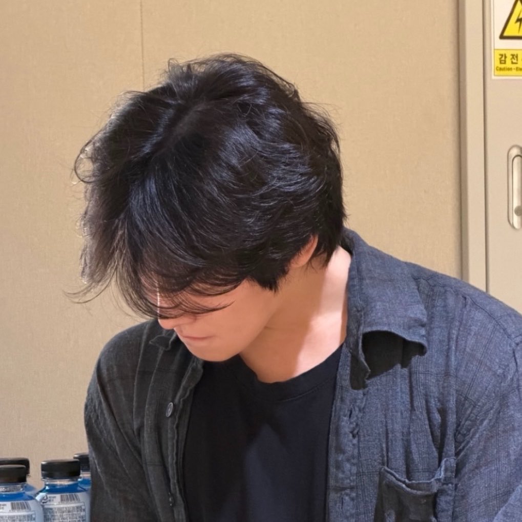 rosegyuarz's tweet photo. his hair looks so soft i need to pat his head gently https://t.co/a5ktlGpYmX