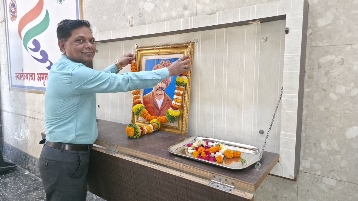 KDMCOfficial's tweet photo. राजर्षी शाहू महाराज यांच्या जयंती दिनी महापालिकेतर्फे अभिवादन !
#kdmc #kdmcupdates https://t.co/BV5I9ntvXX