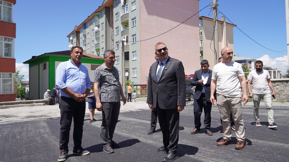 AvMuhammetSunar's tweet photo. • Ardından Yunus Emre Mahallemize geçerek devam eden ve planlanan çalışmaları yerinde değerlendirdik. Hemşehrilerimizin samimi ilgisi ve desteği, hizmet etme azmimizi daha da güçlendirdi.
Palandöken’imiz için durmadan, yorulmadan çalışmaya; her mahallemize, her sokağımıza hizmet götürmeye devam edeceğiz. Göstermiş oldukları ilgi ve misafirperverlikleri için tüm komşularımıza teşekkür ediyoruz. @mustafademir @abuyukgumus @avibrahimK @DurmuKilic