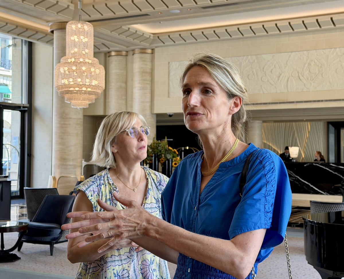 LECUYERCatherin's tweet photo. 🎒 Alerte canicule, option solidarité.

🌡️ Face au coup de chaud, la Mairie du 8e a activé son « plan fraîcheur ».

🧊 Aujourd’hui, l'Hôtel Le Collectionneur a ouvert gracieusement ses salons climatisés à une quarantaine d’élèves de Louis de Funès.

🙏 Frais, réactif, exemplaire. https://t.co/AkGyVe4MnO