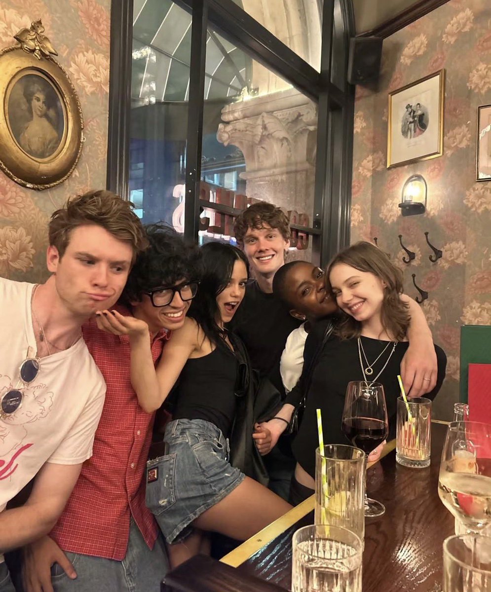 JennaOrtegaUpds's tweet photo. #JennaOrtega with the cast of 'WEDNESDAY' Season 3 via Emma Myers. https://t.co/drT7uiVHin