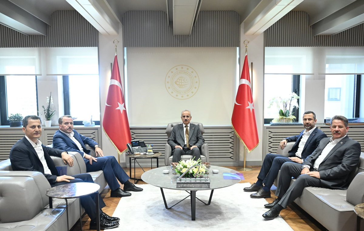 UCMSGenelMerkez's tweet photo. 📍 Ulaştırma ve Altyapı Bakanı Sayın Abdulkadir Uraloğlu'na Ziyaret

Memur-Sen Genel Başkanı Ali Yalçın ile Genel Başkanımız Dr. Kenan Çalışkan, Bayındır Memur-Sen Genel Başkanı Soner Can Tufanoğlu ve Birlik Haber-Sen Genel Başkanı Ömer Budak, Ulaştırma ve Altyapı Bakanımız Sayın Abdulkadir Uraloğlu'nu ziyaret etti.

Gerçekleştirilen ziyarette;
▪️ Koruyucu giyim yardımının, hizmet kolumuzdaki tüm kurumlarımızda kapsayıcı bir şekilde dağıtımının gerçekleştirilmesi,
▪️ TCDD İzmir Liman İşletmesi Müdürlüğü personelinin tayin ve görevlendirme süreçlerinin personel talepleri azami ölçüde dikkate alınarak, hiçbir mağduriyete yol açmadan yürütülmesi,
▪️ Ulaştırma hizmet kolundaki kurumlarımızda görev yapan personelin güncel sorun, talep ve beklentileri
Sayın Bakanımıza iletildi.

Ulaştırma hizmet kolunun genel yetkili sendikası olarak; personelimizin hak, talep ve beklentilerinin karşılanması adına siyasi ve bürokratik temaslarımızı kararlılıkla sürdürmeye, süreçleri yakından takip etmeye ve sorunlar çözüme kavuşuncaya kadar mücadele etmeye devam edeceğiz.

@a_uraloglu 
@_aliyalcin_ 
@Kenan__Caliskan