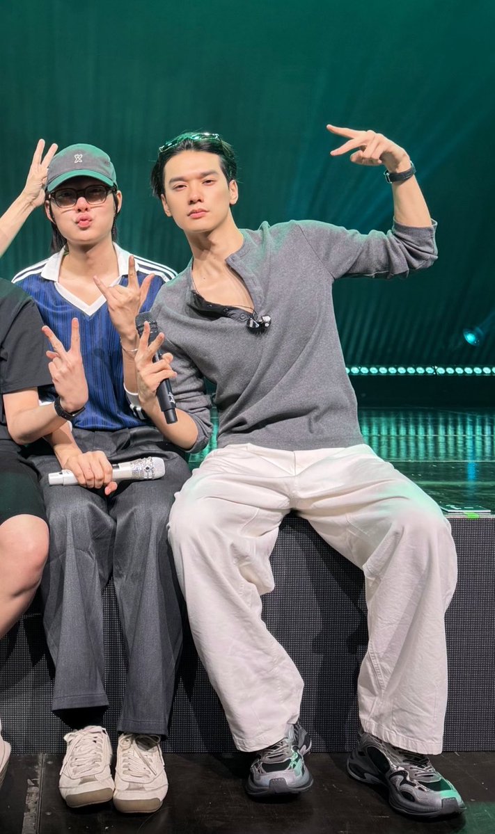 Vivianna130745's tweet photo. “หนูไหล่กว้างนะ ถ้าเข้าฟิตเนสตัวใหญ่กว่าพี่อีก” https://t.co/RJvLddnBqq