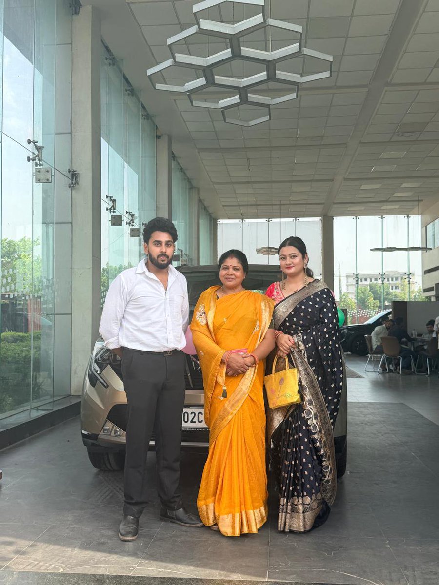 ShobhaSinhaLjp's tweet photo. मेरे लाडले बेटे शोभराज को नई SUV लेने की हार्दिक बधाई 🎉
ईश्वर करे ये गाड़ी तुम्हारे जीवन में नई ऊंचाइयों, खुशियों और सुरक्षित सफर का प्रतीक बने।
हमेशा हँसते रहो, आगे बढ़ते रहो। माता-पिता का आशीर्वाद सदा तुम्हारे साथ है।
#NewSUV #Blessings #ProudParents https://t.co/jQSEVHfNCK