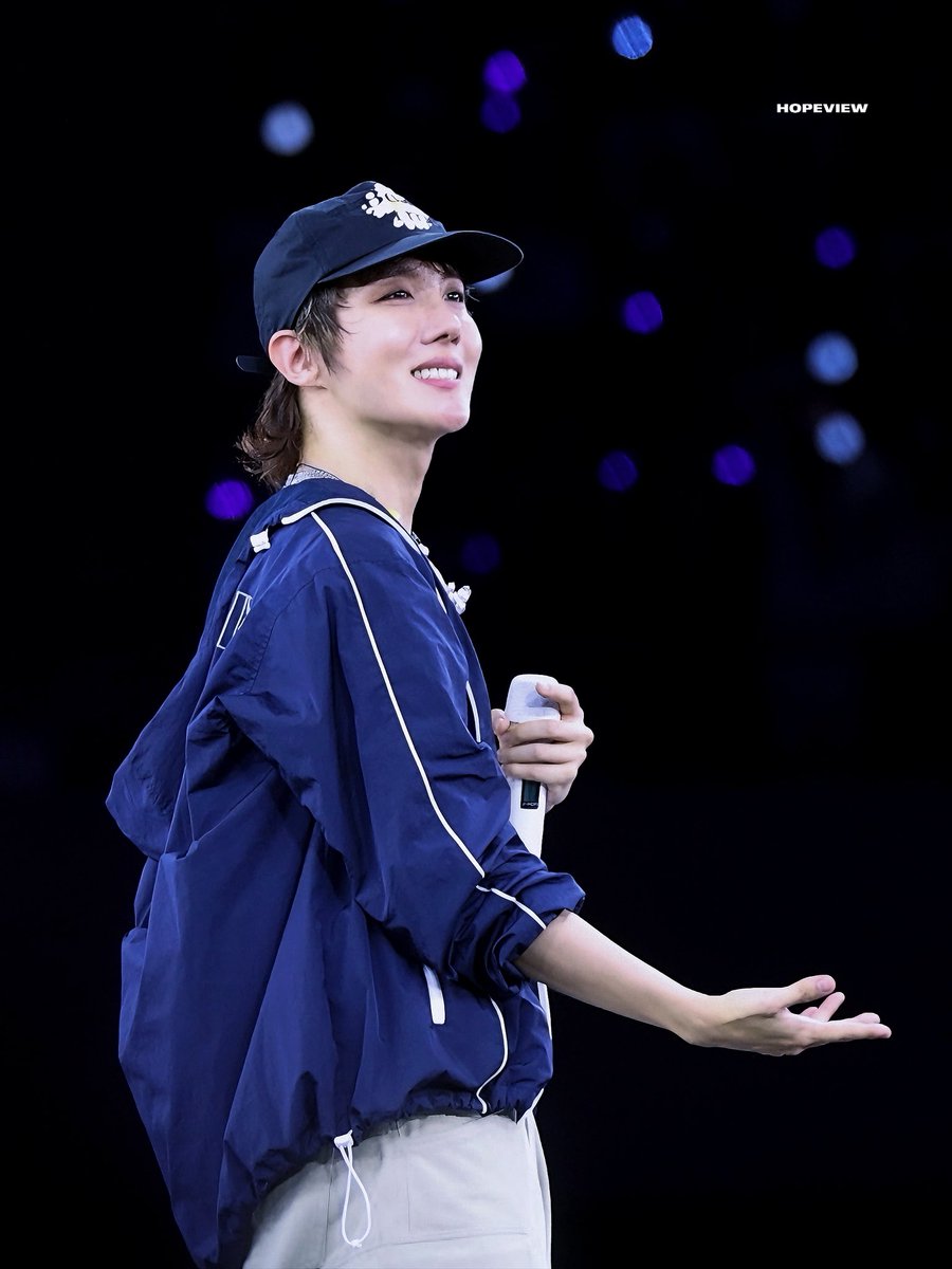 Neuronthestreet's tweet photo. 260613 BUSAN
His eyes sparkled like sunlight dancing on gentle waves.

#정호석 #jhope  #hobi #제이홉 #鄭號錫 #ジェイホープ #BTS_ARİRANG @BTS_twt https://t.co/T59uo2l8OG