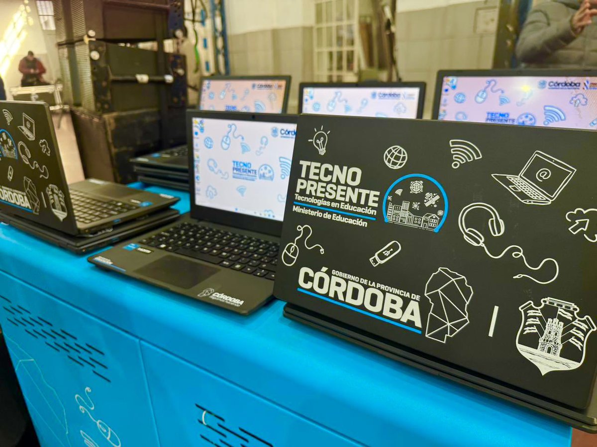munivillamaria's tweet photo. #Ahora | El intendente @accastelloedu recibe al Gobernador @MartinLlaryora, y juntos, entregan 400 netbooks a alumnos de diversos colegios.También firman convenios para la pavimentación de cuadras del Campus de la @UNVM . 

En Villa María, la educación es una prioridad. ¡Los villamarienses vamos siempre para adelante!