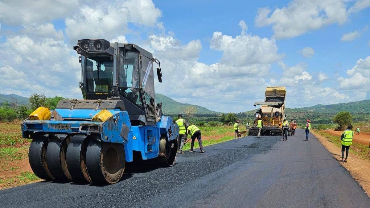 MjengoHub's tweet photo. KeNHA has planned new maintenance and spot improvement works on roads across Upper and Lower Eastern Kenya, targeting key corridors in Kitui, Kajiado, Isiolo, Marsabit and Meru. https://t.co/dLZU7cImDb
