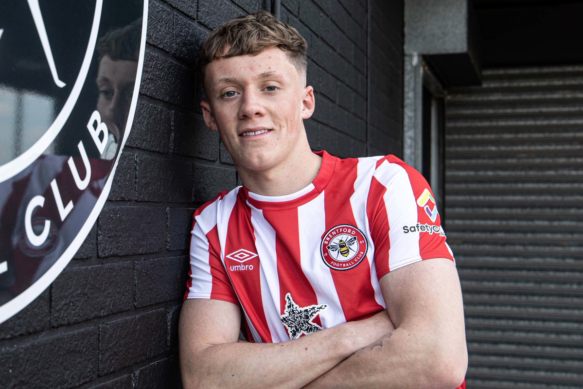 eflpublished's tweet photo. Huddersfield Town are reportedly leading the race to sign central-midfielder Ethan Brierley (22) from Premier League side Brentford 🏴󠁧󠁢󠁥󠁮󠁧󠁿 Via | @SportsPeteO 

The youngster spent last season on loan at Exeter City and was a standout player 🌟

#HTAFC https://t.co/HBoS2rds4C