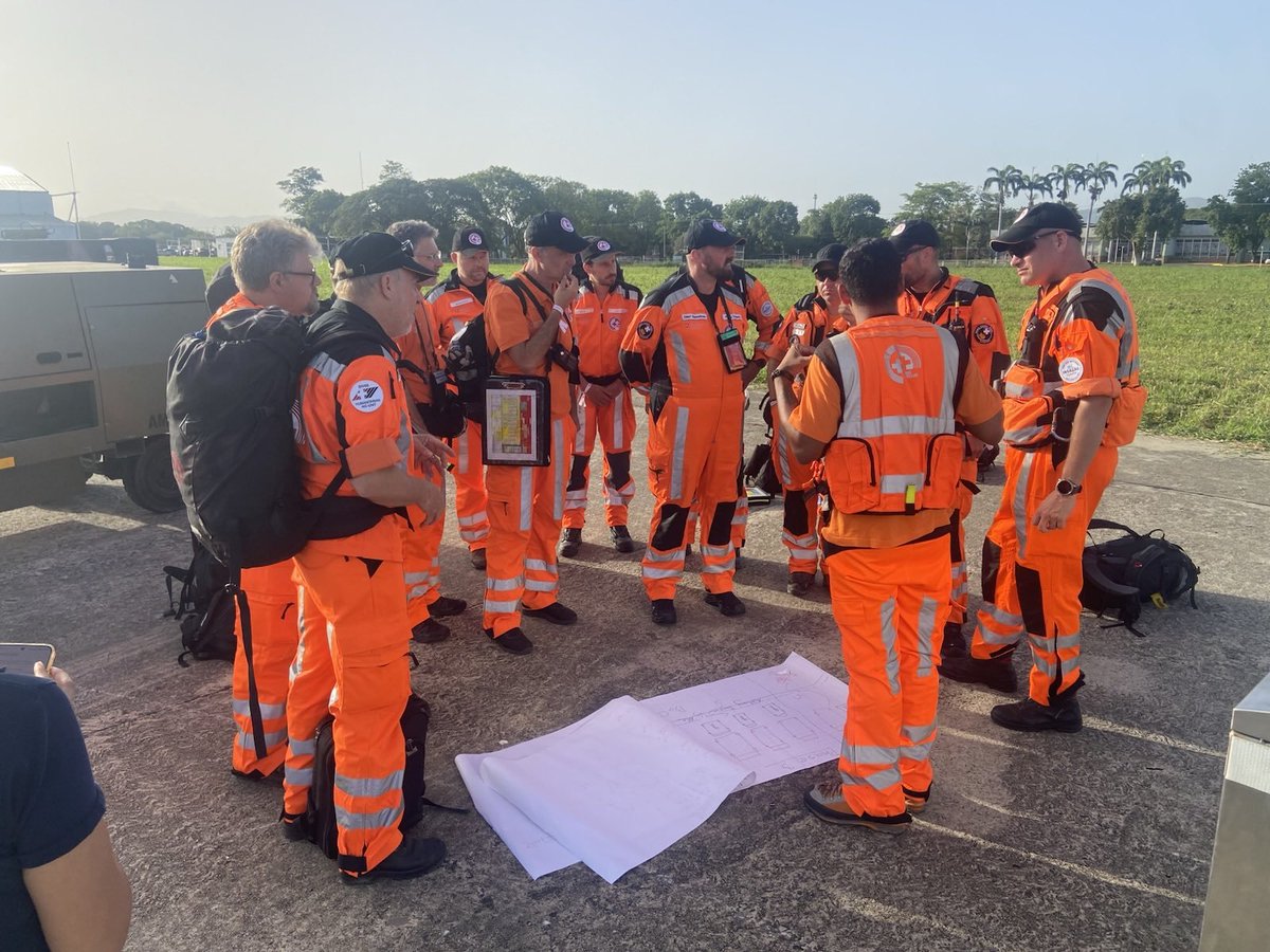 AndrewsAbreu's tweet photo. #URGENTE 10am El equipo de rescate de Suiza🇨🇭 ha llegado a Venezuela para rescatar a las víctimas. En el mismo aeropuerto ya se estan planificando para ir directamente a la Zona Cero.

80 especialistas, 8 perros de búsqueda y 18 toneladas de equipo

CADA MINUTO CUENTA! https://t.co/JwELr3JF6F