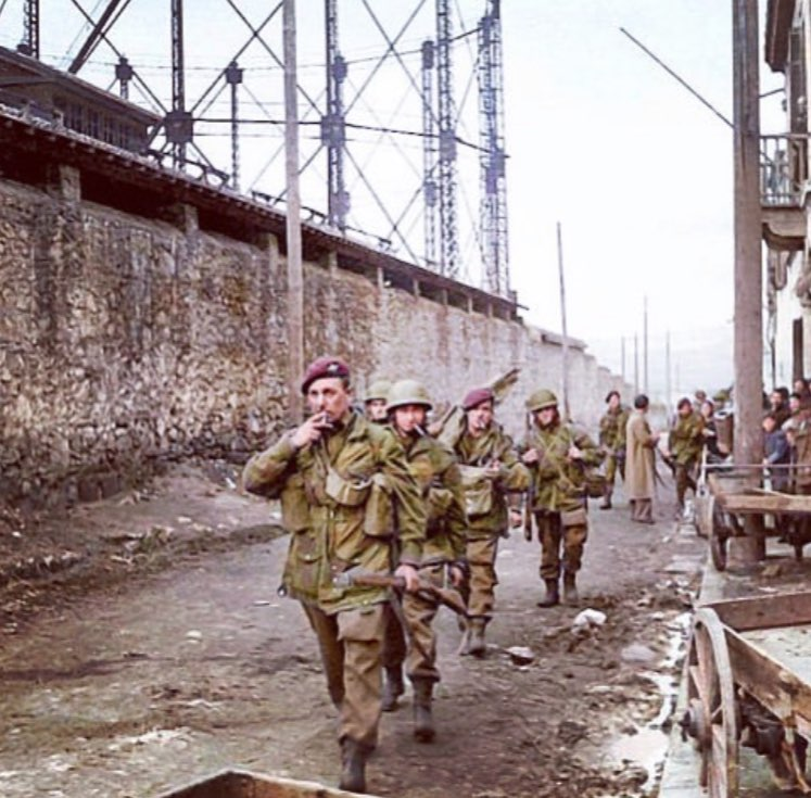 BygoneBritain's tweet photo. 2nd Parachute Brigade 🇬🇧 🪂 In Athens, Greece 🇬🇷 https://t.co/pqYEbxAIuc