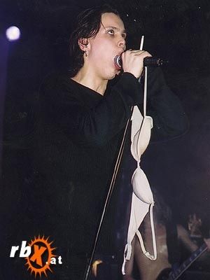 acervillevalo's tweet photo. ville valo mais uma vez sem nenhuma novidade ou surpresa fazendo boquete em microfone durante show concerto enquanto segura um sutiã e um cigarro e revira os olhos de tanto prazer https://t.co/tgNaswgbbk