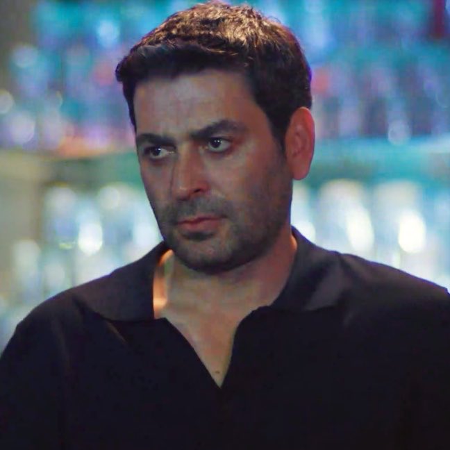 vsproductionn's tweet photo. La cosa più bella di questa scena è vedere cosa sarebbero Alya e Cihan se non si fossero conosciuti nelle circostanze in cui è accaduto.Solo due ragazzi in un bar.E lui è lì per lei,lontano da come è sempre stato. È lì per proteggerla, ma mentre la vede ballare libera❤️‍🩹
#FarAway https://t.co/ejtqf4DEso