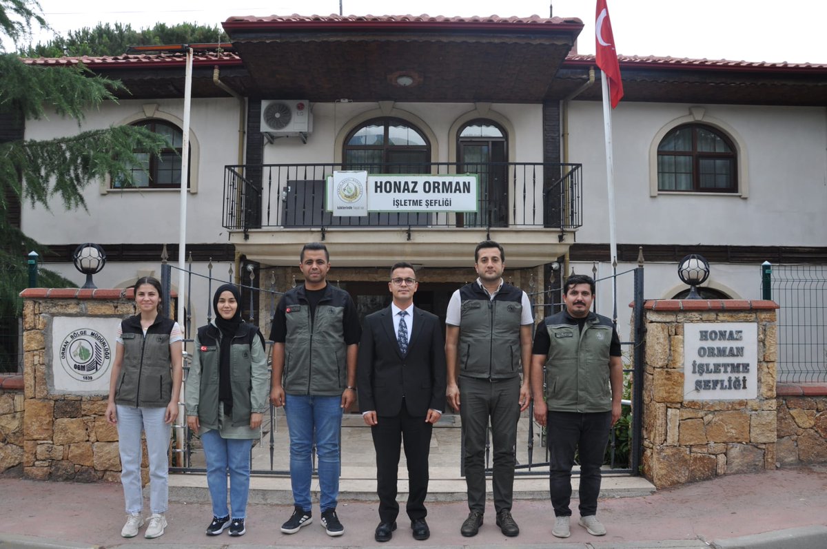 tchonaz's tweet photo. Kaymakamımız Sayın Vahit YILMAZ, ilçemiz Orman İşletme Şefliğini ziyaret ederek yürütülen çalışmalar hakkında yetkililerden bilgi aldı.

Ziyaret kapsamında kurumun faaliyetleri, devam eden çalışmalar ve planlanan projeler hakkında değerlendirmelerde bulunan Kaymakamımız Sayın Vahit YILMAZ, özveriyle görev yapan Orman İşletme Şefliği personeline çalışmalarında kolaylıklar ve başarılar diledi.

@vahityilmaz4820