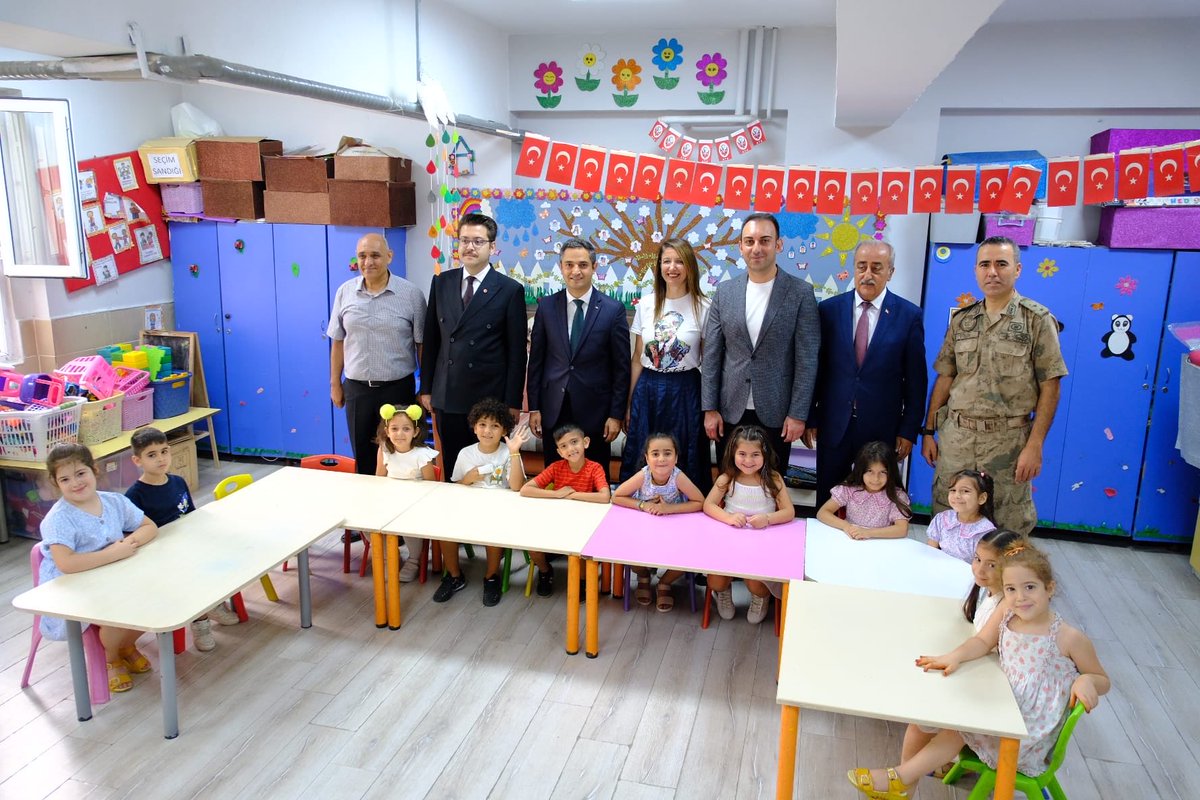 TCDefneKaymakam's tweet photo. Geleceğimizin teminatı olan tüm öğrencilerimizi başarılarından dolayı kutluyor; fedakarca görev yapan öğretmenlerimize ve her zaman destekleriyle yanlarında olan kıymetli velilerimize teşekkür ediyor, sağlıklı, huzurlu ve mutlu bir yaz tatili diliyoruz. https://t.co/Kvgm8s8faU