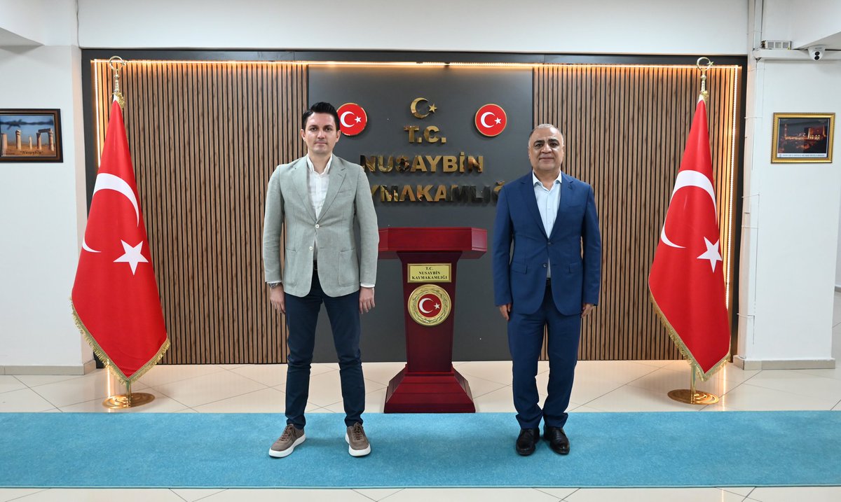 Nsy_Kaymakamlik's tweet photo. 📍Nusaybin Kaymakamlığı

Kaymakamımız Sayın Evren ÇAKIR,
➡️Veda ziyaretleri Nusaybin Ticaret ve Sanayi Odası Başkanı Mahsum ÖZMEN'i makamında ağırladı.

📌Gerçekleştirilen ziyarette, Sayın Kaymakamımıza görev süresi boyunca ilçemize sağladığı katkılar ve sunduğu hizmetlerden dolayı teşekkür edilerek yeni görev yerinde başarı ve muvaffakiyet temennilerinde bulunuldu.

📌Sayın Kaymakamımız, nazik ziyaretlerinden dolayı kendilerine teşekkür etti.

#Nusaybin #Mardin
@TC_icisleri @Mardin_Valiligi