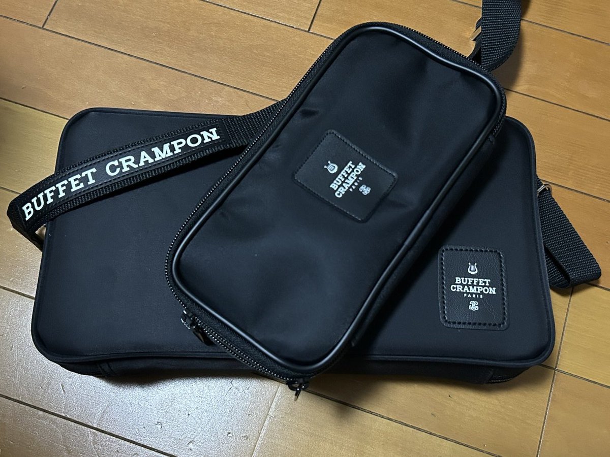 mk37371's tweet photo. 娘は来月開催の、吹奏楽コンクールメンバーのオーディションに合格したので、お祝いと誕プレを兼ねて、楽器を収納する超軽量ケースをプレゼントしました🎁
楽器を持ち運ぶ時の、負担軽減策として奮発しました🤭
ケースだけでも、結構なお値段💴でした😵‍💫
#buffetcrampon https://t.co/1MhD0wwwd0