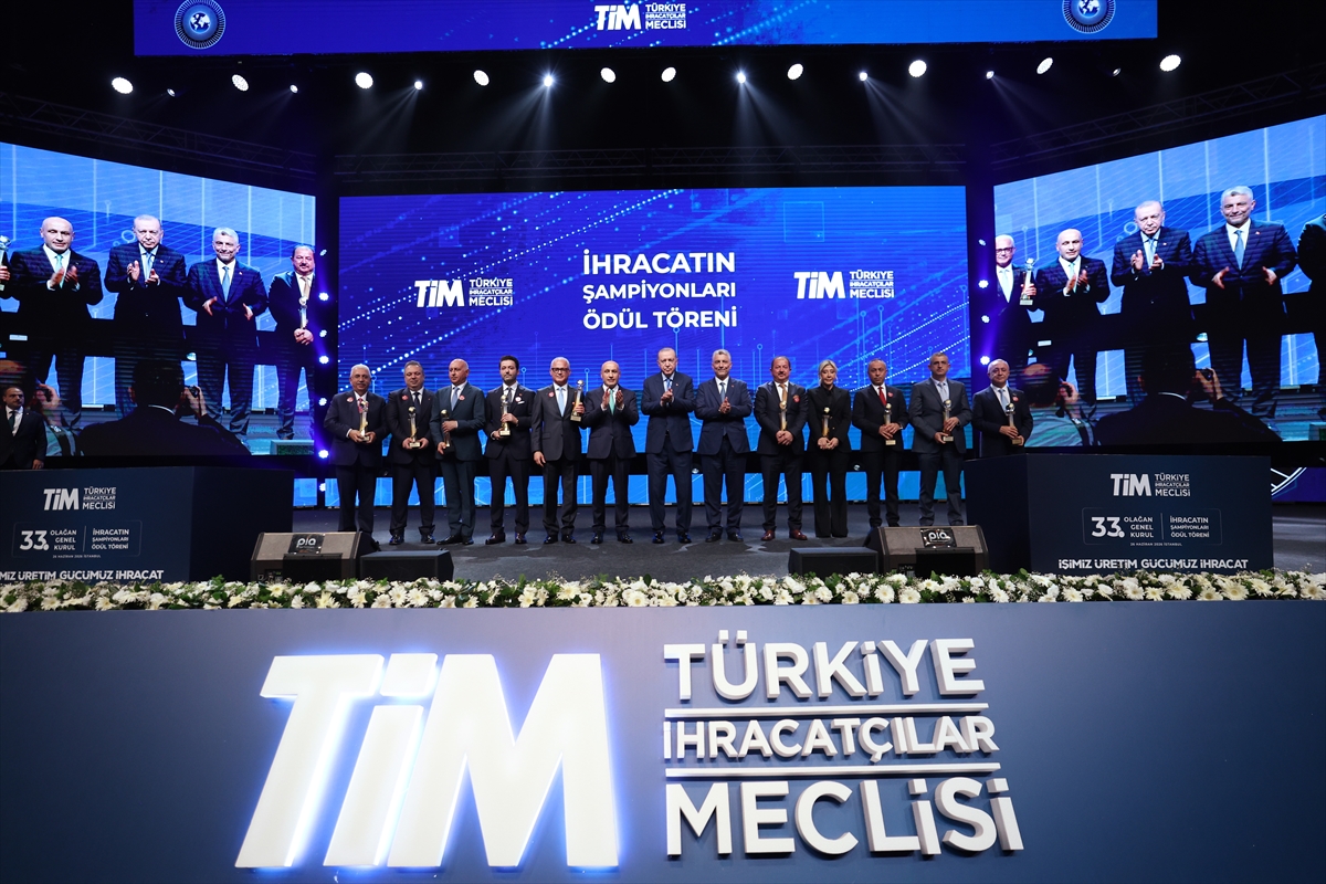 haluk's tweet photo. Bir kez daha Türkiye’nin en çok ihracat yapan ilk 10 firması arasında yer almanın gururunu yaşıyoruz.

Baykar olarak gelirlerimizin %90’ından fazlasını ihracattan sağlayan, bugüne dek hiçbir banka kredisi, nakit teşvik ve hibe kullanmadan tüm projelerimizi tamamen kendi öz kaynaklarımızla yürüterek büyüyen bir yüksek teknoloji firmasıyız.

Baykar'ın finansal ve teknolojik bağımsızlığa dayanan bu özgün modeli, kurumsal bir başarının ötesinde derin bir zihniyet dönüşümünü de gösteriyor.

Ülkemizin küresel rekabet gücü ancak yüksek teknoloji ve fikri sermayeyle şekillenir.

#MilliTeknolojiHamlesi 🌍🇹🇷