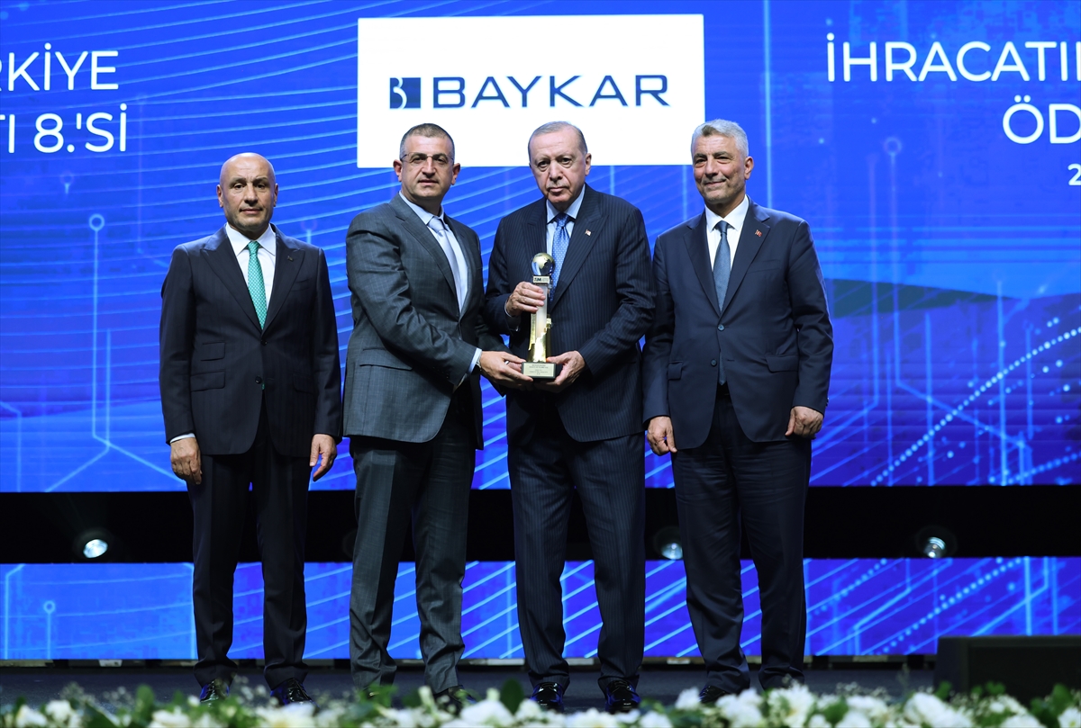 haluk's tweet photo. Bir kez daha Türkiye’nin en çok ihracat yapan ilk 10 firması arasında yer almanın gururunu yaşıyoruz.

Baykar olarak gelirlerimizin %90’ından fazlasını ihracattan sağlayan, bugüne dek hiçbir banka kredisi, nakit teşvik ve hibe kullanmadan tüm projelerimizi tamamen kendi öz kaynaklarımızla yürüterek büyüyen bir yüksek teknoloji firmasıyız.

Baykar'ın finansal ve teknolojik bağımsızlığa dayanan bu özgün modeli, kurumsal bir başarının ötesinde derin bir zihniyet dönüşümünü de gösteriyor.

Ülkemizin küresel rekabet gücü ancak yüksek teknoloji ve fikri sermayeyle şekillenir.

#MilliTeknolojiHamlesi 🌍🇹🇷