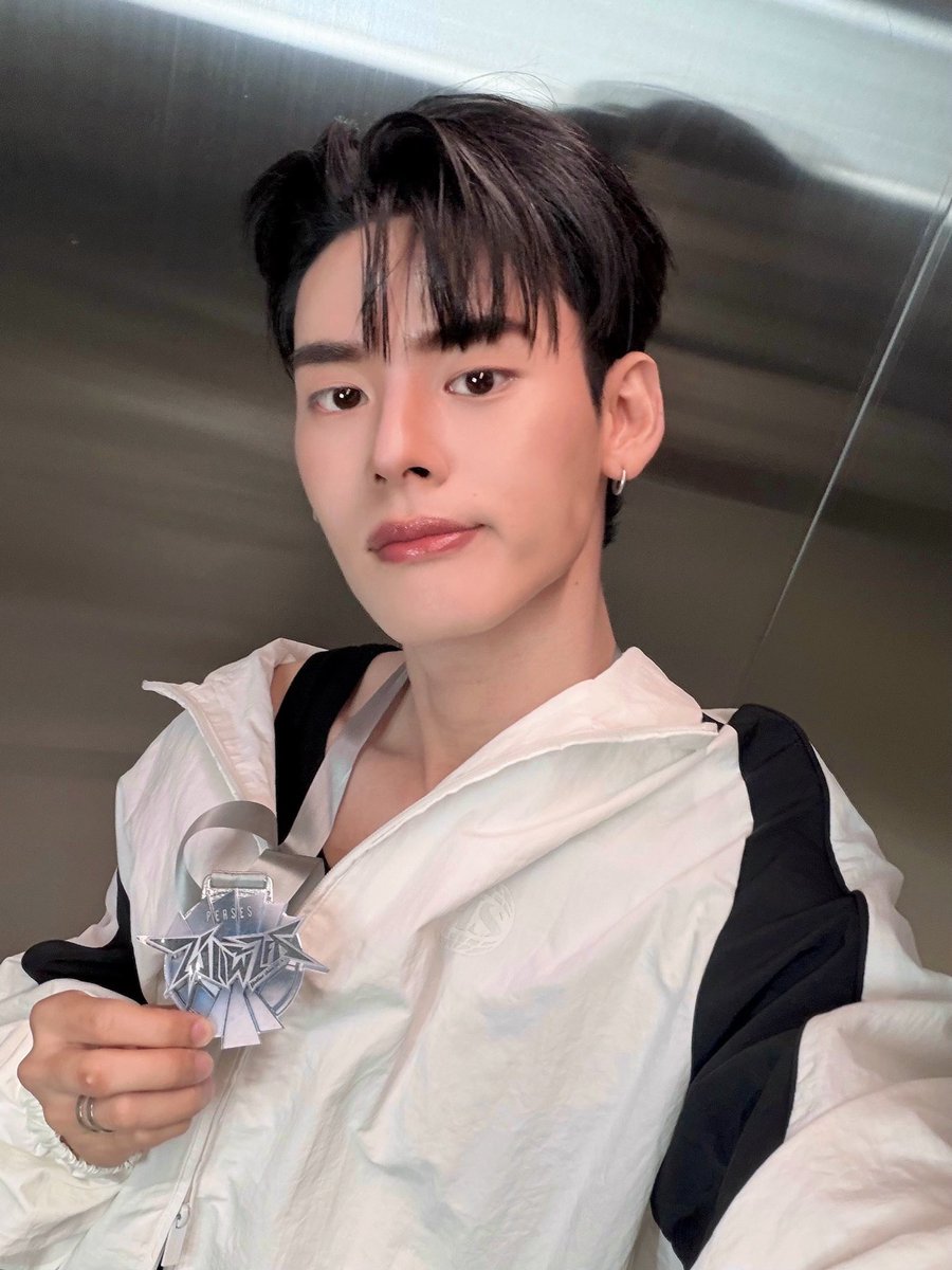 perses_official's tweet photo. เน พี่นักกีฬา Hyrox ที่ผันตัวมาจากกีฬาปีนผา ความแข็งแรงนี่ไม่ต้องพูดถึง ตึงจนเส้นเลือดที่แขนร้องของชีวิตตตต ⛓️ @naranvik 
#GPOPSchoolTour2026xPERSES

#NAY_PERSES 
#GPOPSchoolTour2026
#PERSES #PERSES_TH #GNEST https://t.co/BJsgXRruVB