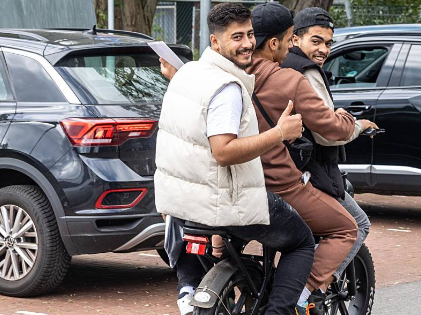 Mirjam152's tweet photo. Het is racistisch. Ik weet het. Maar ik voel een diepe walging als ik dit zie. En die walging is ontstaan door HUN gedrag. Het is schandalig dat IND deze mensen gewoon laat doorlopen. https://t.co/sRQ0WI2ko5