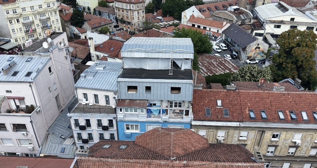 DragoslavicM's tweet photo. Nepoznati investitor nadzidao je dva sprata na postojeći objekat u Zetskoj ulici koja datira još iz 1872. godine i nalazi se u višestruko zaštićenoj zoni!

Zloupotreba zakona "Svoj na svome".
Građevinska inspekcija je u martu zatvorila nelegalno gradilište i zabranila radove. https://t.co/ZFeQd9nXc4