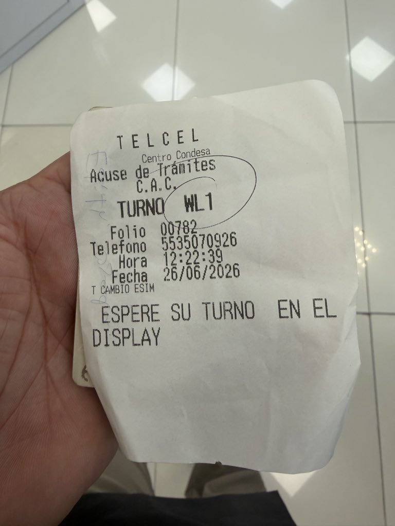 garyjperez's tweet photo. Pésima atención de @Telcel sucursal condesa, más de una hora esperando a que me atiendan, ya pasaron antes de mí muchas personas que llegaron después. encargada Edith Ojeda dice que así funcionan sus turnos. priorizan la contratación y a los que ya somos clientes nos atienden mal https://t.co/j0mZRipc4K