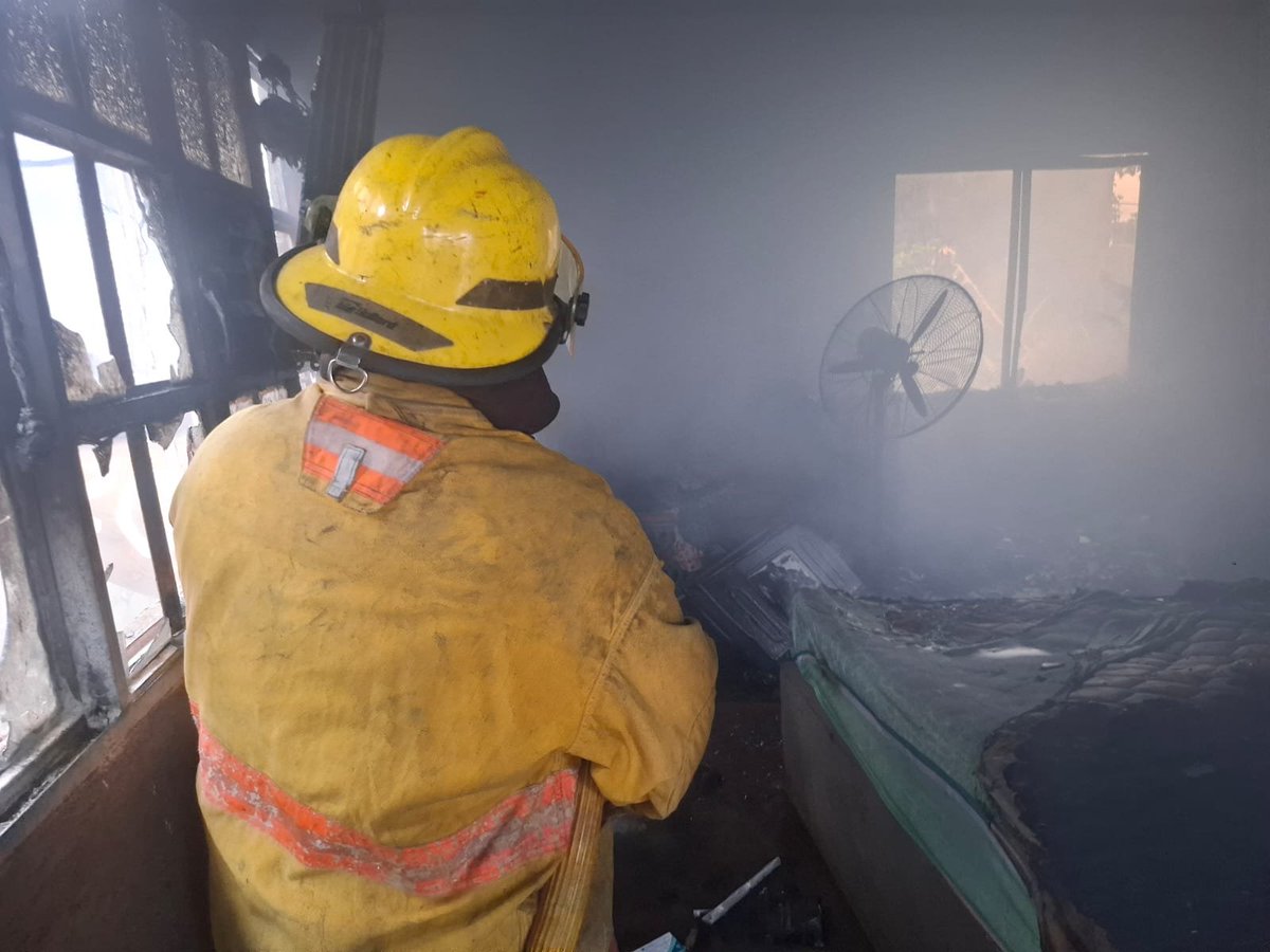 xevtfm's tweet photo. 📸 #EnFotos | Bomberos de la base Guayabal del #IPCET sofocan 🔥 incendio de casa habitación en la ranchería #Ixtacomitán.
Se reporta pérdida total en una recámara. https://t.co/DEmGn3i5Fy