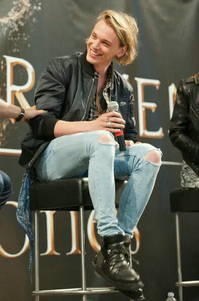 whimsicalbower's tweet photo. Need skinny jeans Jamie to make a comeback https://t.co/zeYpJMjjRd