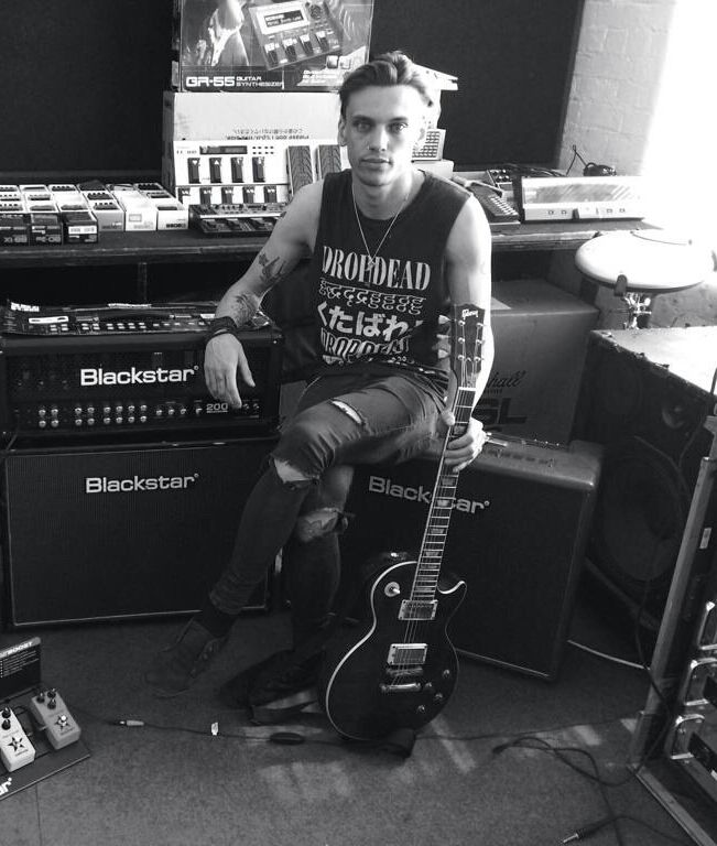 whimsicalbower's tweet photo. Need skinny jeans Jamie to make a comeback https://t.co/zeYpJMjjRd
