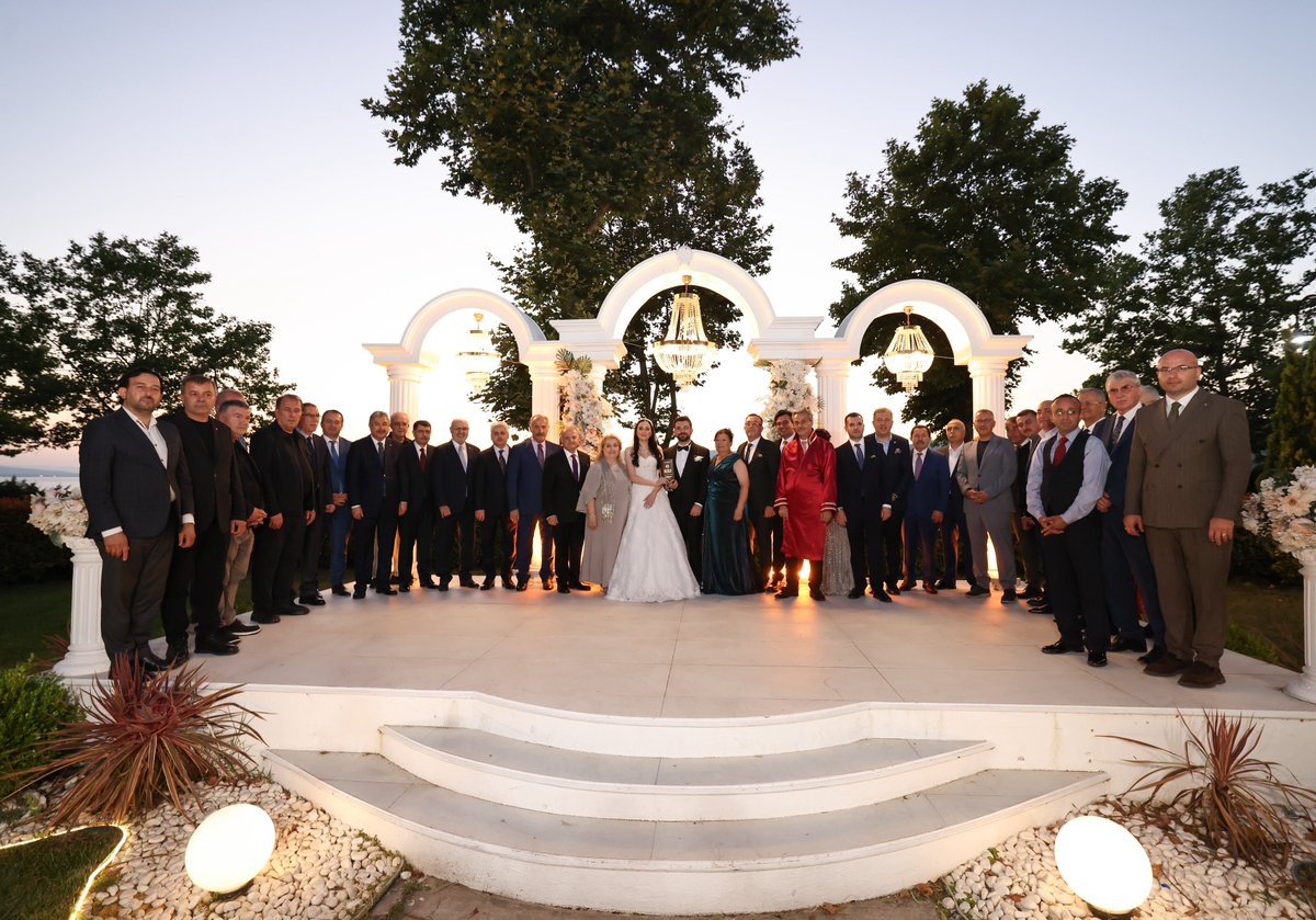 SakaryaValiligi's tweet photo. Valimiz Sayın Rahmi Doğan, çok sayıda protokolün de iştirak ettiği Emekli Vali Özdemir Çakacak’ın oğlu Burak Çakacak ve Buse Kaya çiftinin nikah merasimine katılarak kendilerine mutluluklar temennisinde bulundu. https://t.co/oAK714dGoV